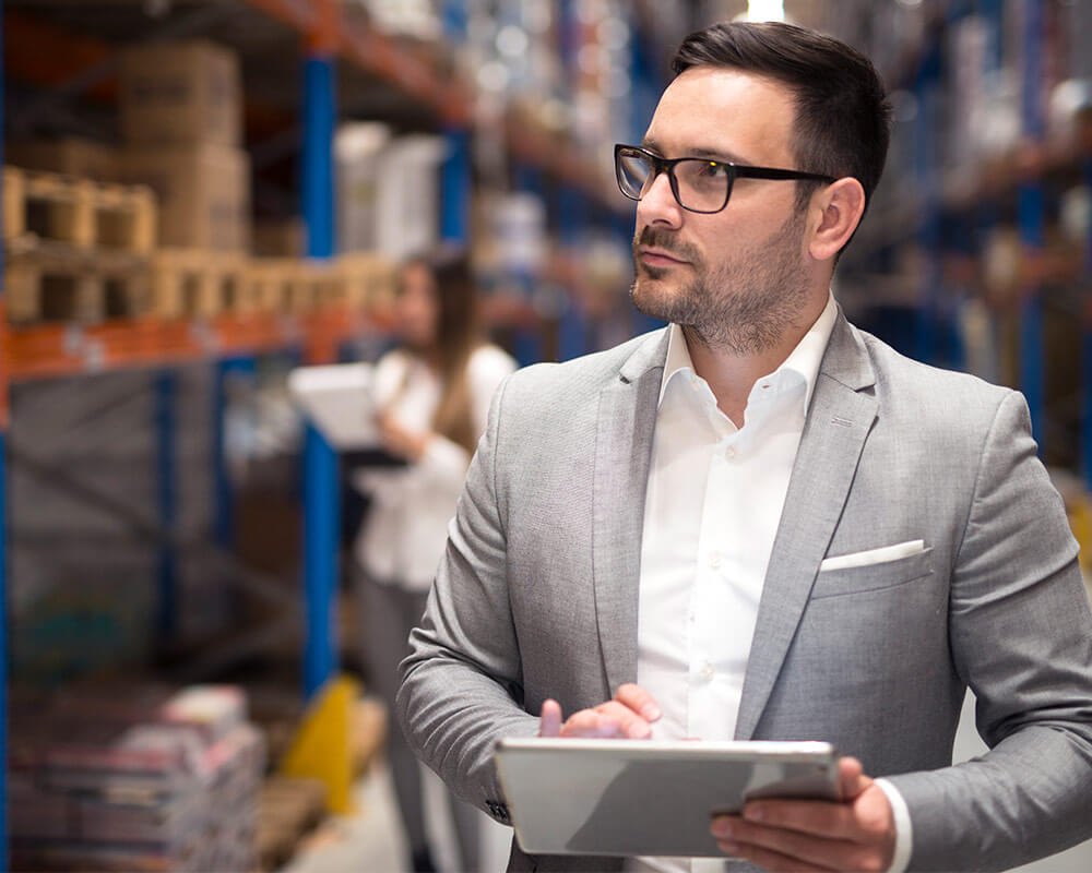 Colaborador de BSáenz en almacén de mercancías para distribución por servicios de logística