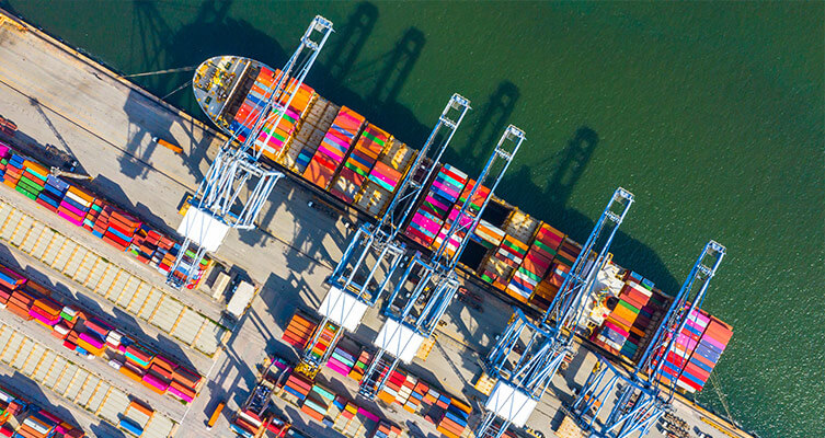 Vista cenital de barco con contenedores para servicios de asesoría y auditoría de cadena de suministro de BSáenz