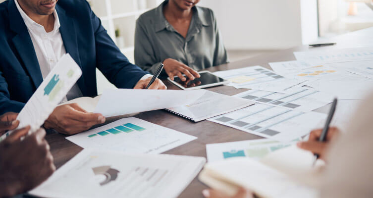 Colaboradores de BSáenz planeando estrategias de distribución logística y haciendo consultoría comercio exterior