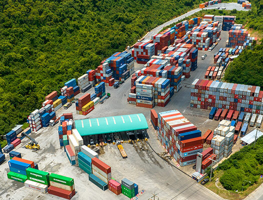 Vista cenital de centro de distribución de carga con contenedores para los servicios de BSáenz