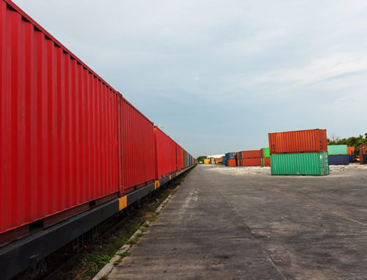 Estación de tren con contenedores para servicios de logística y comercio exterior de BSáenz